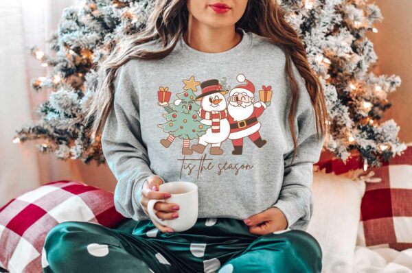 vintage christmas sweatshirt featuring santa claus design for holiday celebrations and festive events vufp9