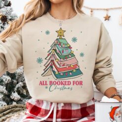 Vintage Christmas Sweatshirt for Book Lovers Featuring a Book Tree Design Ideal for Holiday Gatherings and Teacher Appreciation