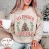 vintage christmas sweatshirt for book lovers featuring a books christmas tree design comfortable oversized holiday apparel he74p