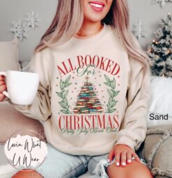 Vintage Christmas Sweatshirt for Book Lovers Featuring a Books Christmas Tree Design Comfortable Oversized Holiday Apparel