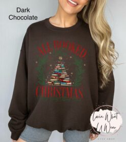 vintage christmas sweatshirt for book lovers featuring a books christmas tree design comfortable oversized holiday apparel xsif5