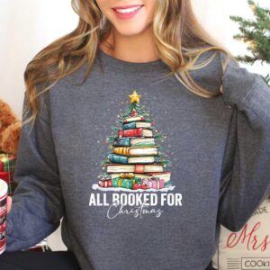 vintage christmas sweatshirt for book lovers featuring book tree design and ideal for holiday gatherings or teacher appreciation ghfmx