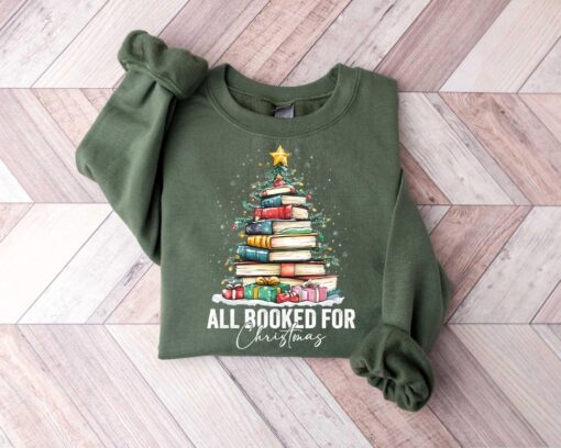 vintage christmas sweatshirt for book lovers featuring book tree design and ideal for holiday gatherings or teacher appreciation lh7lq