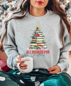 vintage christmas sweatshirt for book lovers featuring book tree design and ideal for holiday gatherings or teacher appreciation rjjwx