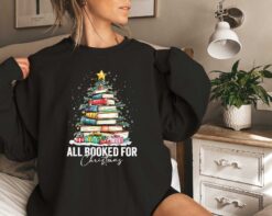 Vintage Christmas Sweatshirt for Book Lovers featuring Book Tree Design and Ideal for Holiday Gatherings or Teacher Appreciation