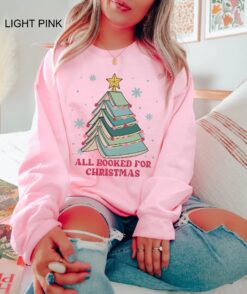 Vintage Christmas Sweatshirt for Book Lovers Featuring Books and Christmas Tree Design Perfect for Holiday Gatherings