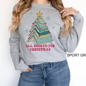 vintage christmas sweatshirt for book lovers featuring books and christmas tree design perfect for holiday gatherings dfiuh