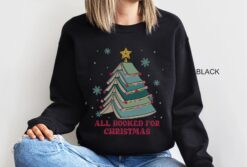 vintage christmas sweatshirt for book lovers featuring books and christmas tree design perfect for holiday gatherings tnjvd