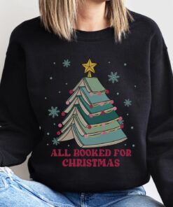 vintage christmas sweatshirt for book lovers featuring books and christmas tree design perfect for holiday gatherings tnjvd