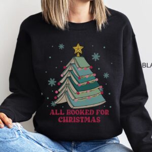 vintage christmas sweatshirt for book lovers featuring books and christmas tree design perfect for holiday gatherings tnjvd