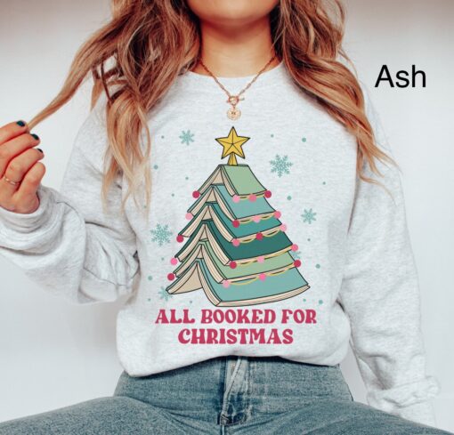 vintage christmas sweatshirt for book lovers featuring books and christmas tree design perfect for holiday gatherings ywt7e