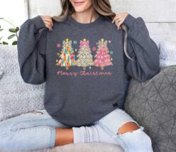 vintage christmas sweatshirt for girls with christmas tree design and bow detail in brushstroke style o2xke