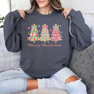 vintage christmas sweatshirt for girls with christmas tree design and bow detail in brushstroke style o2xke