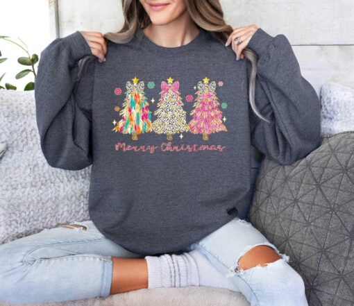 vintage christmas sweatshirt for girls with christmas tree design and bow detail in brushstroke style