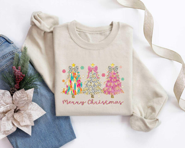 vintage christmas sweatshirt for girls with christmas tree design and bow detail in brushstroke style woc9v