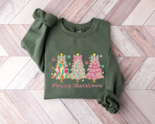 vintage christmas sweatshirt for girls with christmas tree design and bow detail in brushstroke style wsuow