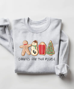 vintage christmas sweatshirt for pregnancy announcement with cute cookie design and maternity fit perfect for holiday reveals vntvg