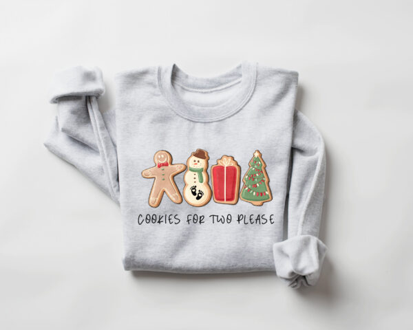 vintage christmas sweatshirt for pregnancy announcement with cute cookie design and maternity fit perfect for holiday reveals vntvg