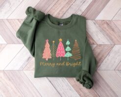 Vintage Christmas Sweatshirt for Women - Merry and Bright Crewneck with Festive Design for Holiday Apparel and Xmas Celebrations