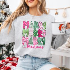 Vintage Christmas Sweatshirt for Women - Merry Christmas Crewneck with Fun Design for Family Gatherings and Holiday Celebrations