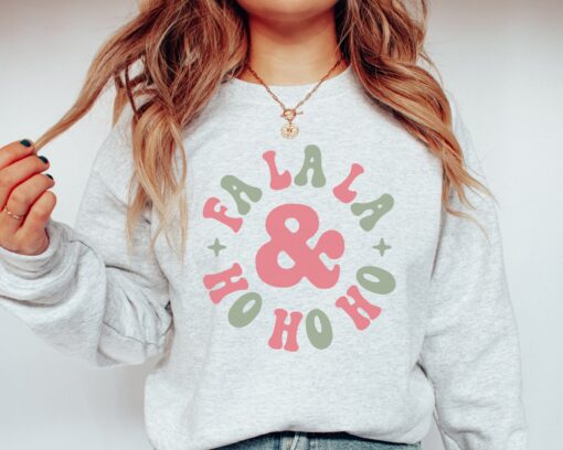 vintage christmas sweatshirt for women fa la la ho ho ho crewneck design comfortable fabric ideal for holiday gatherings dyjgm