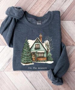 vintage christmas sweatshirt for women featuring a fun christmas house design and cookie print for holiday celebrations ljmhv