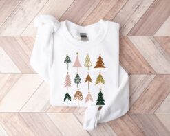 Vintage Christmas Sweatshirt for Women Featuring Christmas Tree Design Comfortable Crewneck Top for Holiday Celebrations 2024