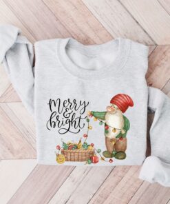 vintage christmas sweatshirt for women featuring merry and bright gnome design comfortable crewneck style for winter wear du9vc