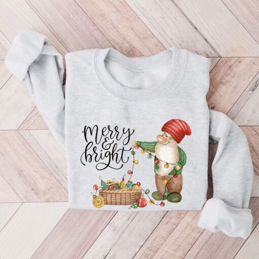 vintage christmas sweatshirt for women featuring merry and bright gnome design comfortable crewneck style for winter wear du9vc