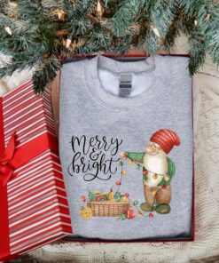 vintage christmas sweatshirt for women featuring merry and bright gnome design comfortable crewneck style for winter wear z0vhe