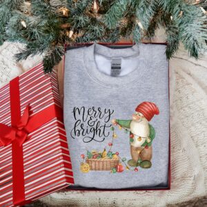 vintage christmas sweatshirt for women featuring merry and bright gnome design comfortable crewneck style for winter wear z0vhe