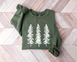 Vintage Christmas Sweatshirt for Women Featuring Pine Trees Minimalist Design Holiday Crewneck Ideal for Festive Occasions