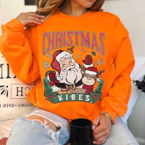 vintage christmas sweatshirt for women featuring retro santa design ideal for winter wear and holiday gatherings bnkg9