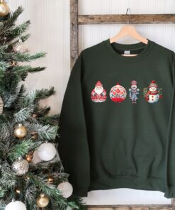 vintage christmas sweatshirt for women featuring santa and snowman designs comfortable holiday apparel for seasonal celebrations zo2tf scaled