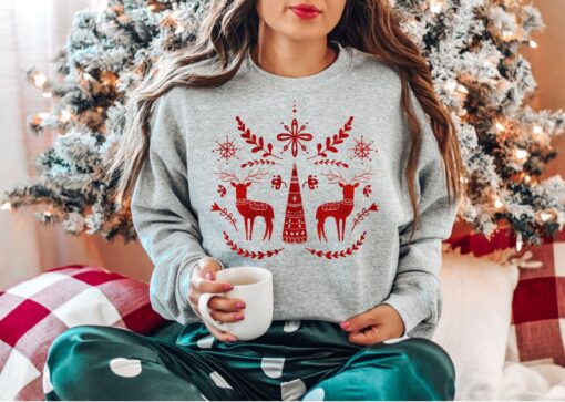 vintage christmas sweatshirt for women featuring scandinavian design and nordic folk art reindeer pattern sz2hr