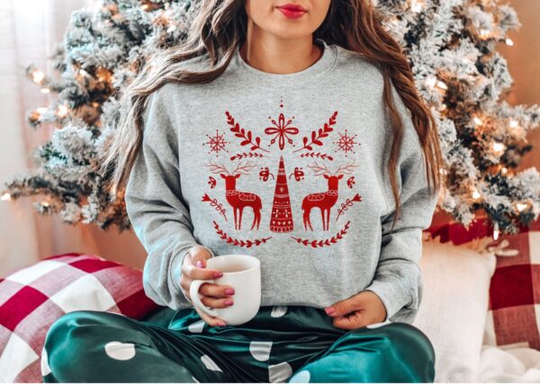 vintage christmas sweatshirt for women featuring scandinavian design and nordic folk art reindeer pattern sz2hr