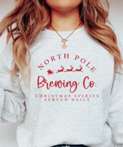 vintage christmas sweatshirt for women north pole brewing co crewneck holiday top for parties and festive gatherings wbz3m