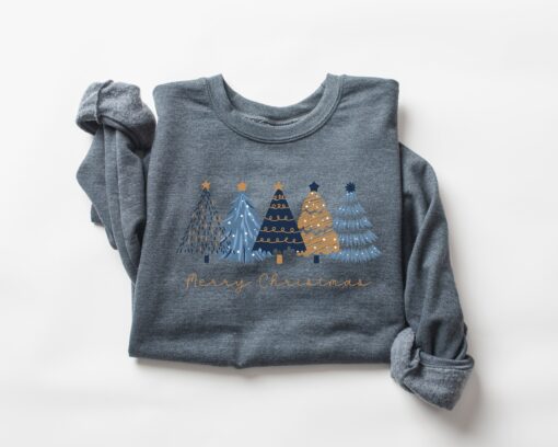 vintage christmas sweatshirt for women with blue christmas trees design comfortable crewneck for holiday outfits and work wear 8iwru