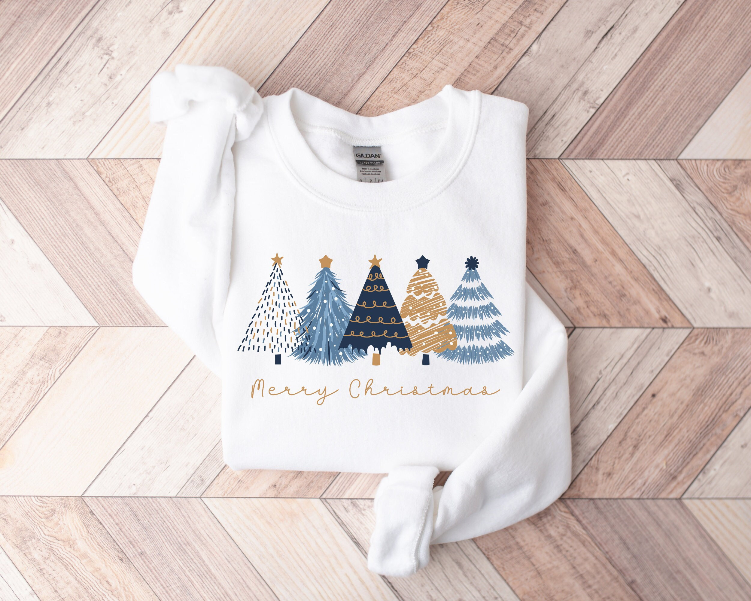 vintage christmas sweatshirt for women with blue christmas trees design comfortable crewneck for holiday outfits and work wear qem03