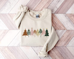 Vintage Christmas Sweatshirt for Women with Boho Tree Design and Minimalist Style in Comfortable Crewneck Fit