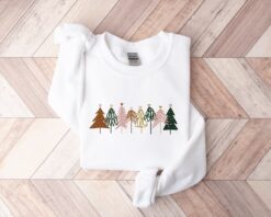 vintage christmas sweatshirt for women with boho tree design and minimalist style in comfortable crewneck fit muwmv