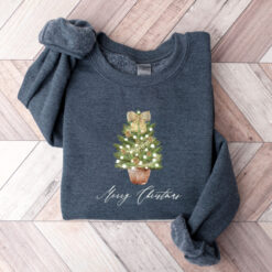 Vintage Christmas Sweatshirt for Women with Christmas Tree Design and Comfortable Crewneck Style for Winter Wear