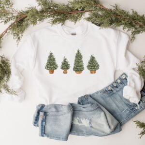 vintage christmas sweatshirt for women with festive tree design in classic crewneck style ideal for winter celebrations and holiday gatherings 9zyvs