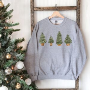 vintage christmas sweatshirt for women with festive tree design in classic crewneck style ideal for winter celebrations and holiday gatherings h4mm9