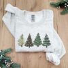 vintage christmas sweatshirt for women with holiday tree design and comfortable crewneck style for winter wear smoz2