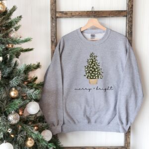 vintage christmas sweatshirt for women with merry and bright design featuring a christmas tree crewneck style for holiday comfort 4eop7