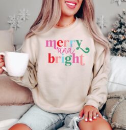 Vintage Christmas Sweatshirt for Women with Merry and Bright Design Ideal for Family Gatherings and Holiday Celebrations