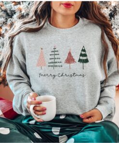 vintage christmas sweatshirt for women with merry christmas tree design and cute holiday theme czc24