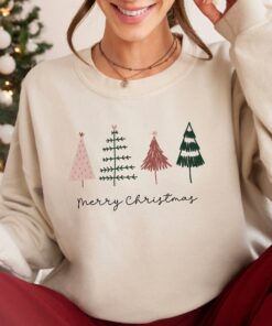 vintage christmas sweatshirt for women with merry christmas tree design and cute holiday theme s3fpr