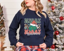 Vintage Christmas Sweatshirt for Women with Merry Design and Comfortable Fit
